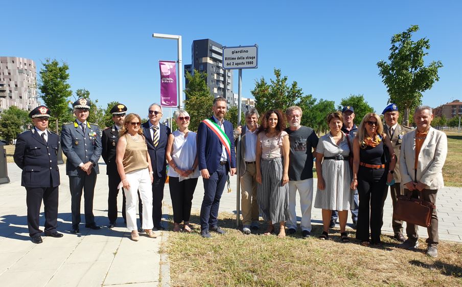 foto dell'inaugurazione del giardino 2 agosto, con il sindaco e altre autorità