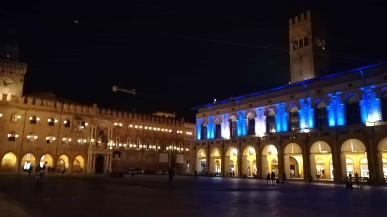 foto di palazzo re enzo illuminato di blu per la giornata sull'autismo