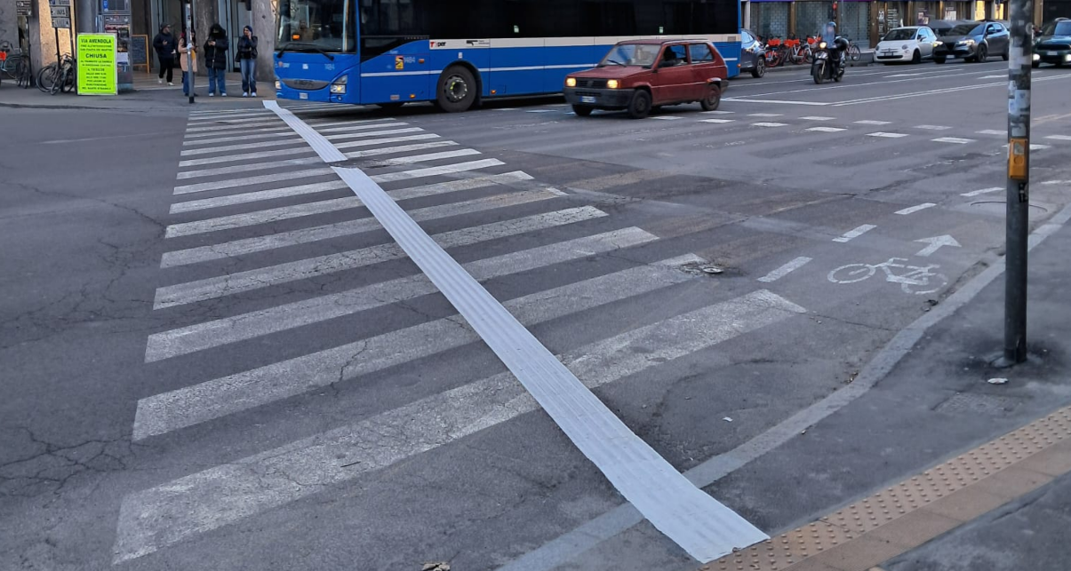 linea guida podotattile sulle strisce pedonali in viale Pietramellara